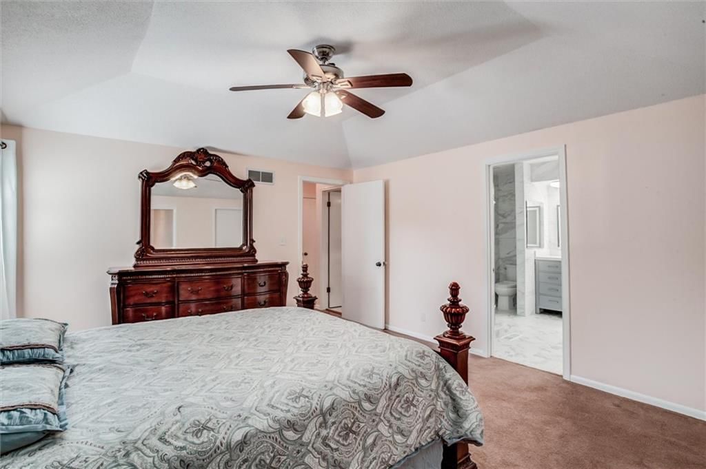 Photo 19 of 35 - 9130 W 92nd Terrace, Overland Park, KS 66212