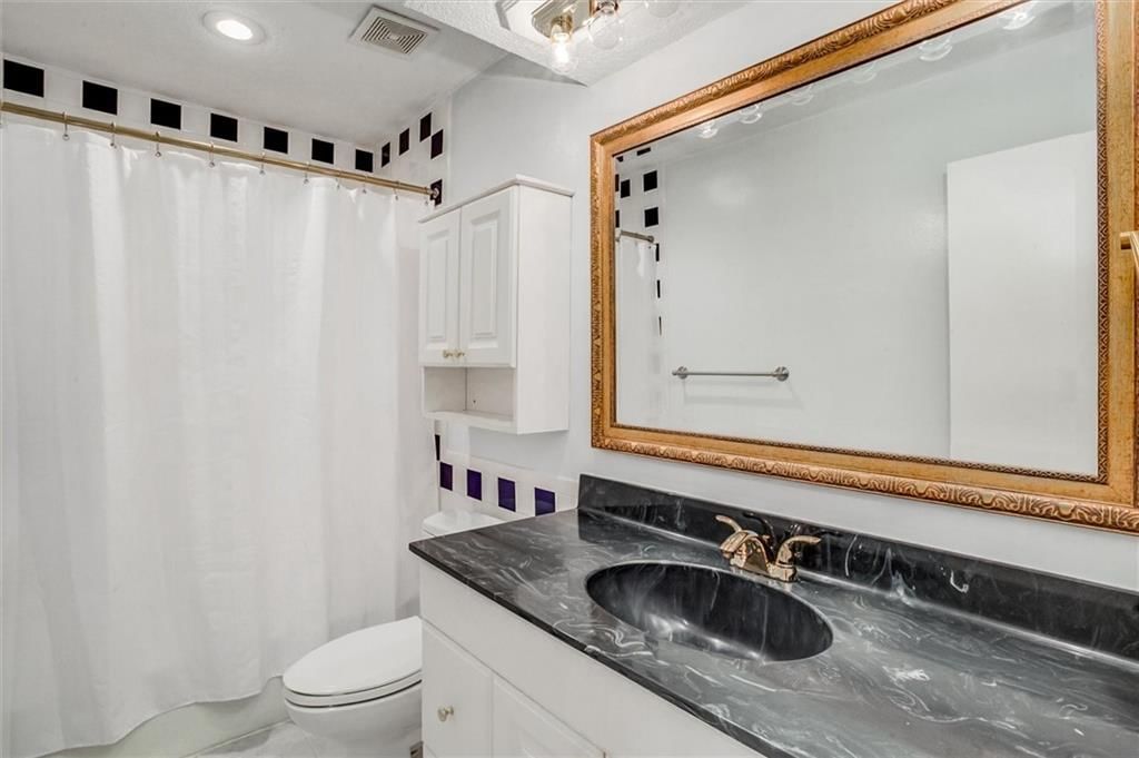 Photo 21 of 35 - 9130 W 92nd Terrace, Overland Park, KS 66212