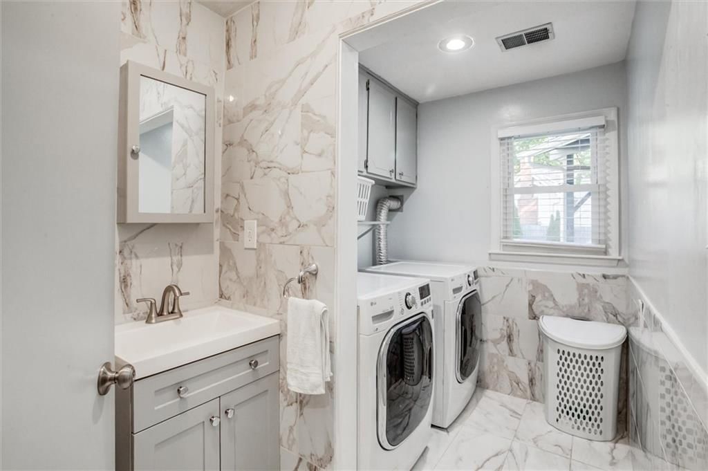 Photo 22 of 35 - 9130 W 92nd Terrace, Overland Park, KS 66212