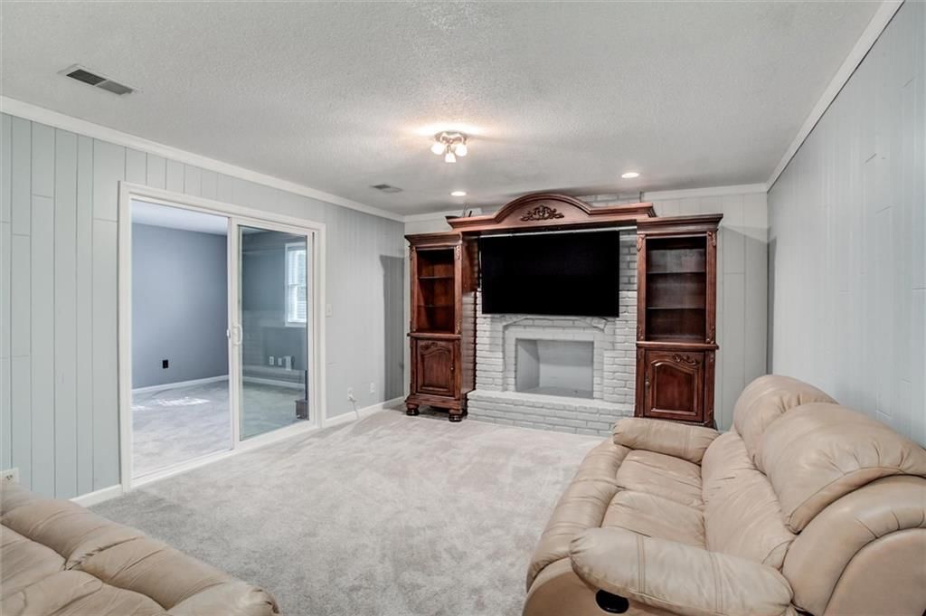 Photo 23 of 35 - 9130 W 92nd Terrace, Overland Park, KS 66212