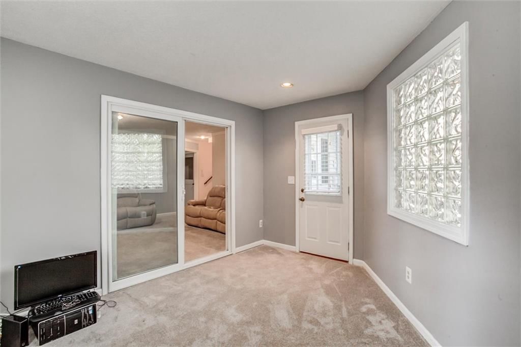 Photo 24 of 35 - 9130 W 92nd Terrace, Overland Park, KS 66212