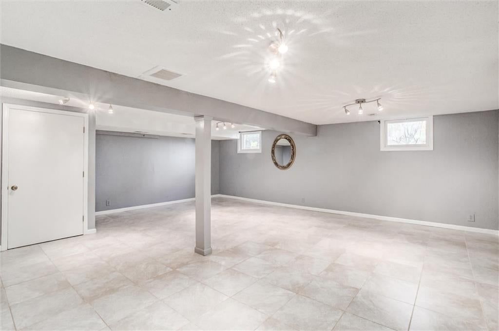 Photo 25 of 35 - 9130 W 92nd Terrace, Overland Park, KS 66212