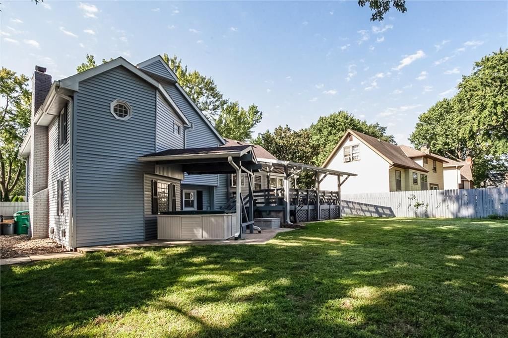 Photo 28 of 35 - 9130 W 92nd Terrace, Overland Park, KS 66212