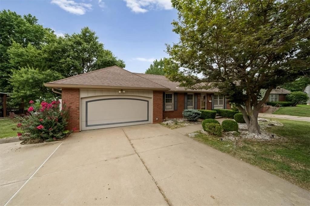 3826 S Summit Ridge Drive — photo 2