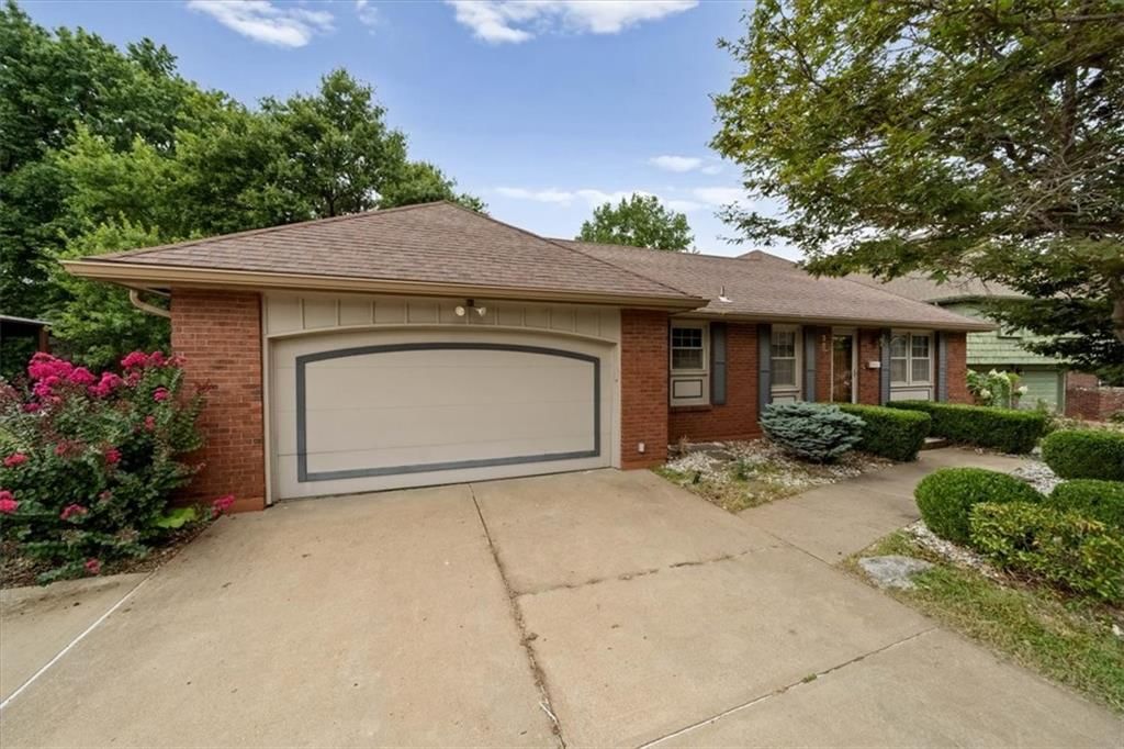 3826 S Summit Ridge Drive — photo 3
