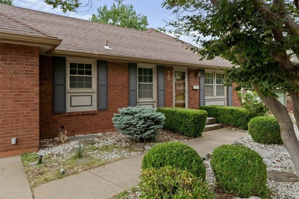 3826 S Summit Ridge Drive — photo 4