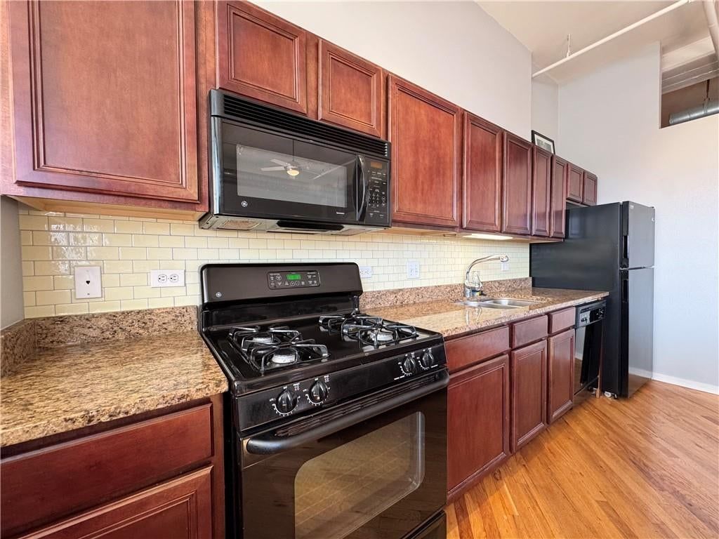 Gas range at 2015 Grand #425 Boulevard #425, Kansas City, MO 64108
