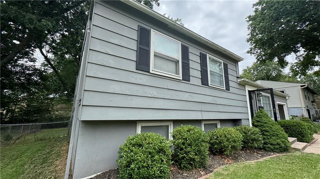 9934 England Drive — photo 2