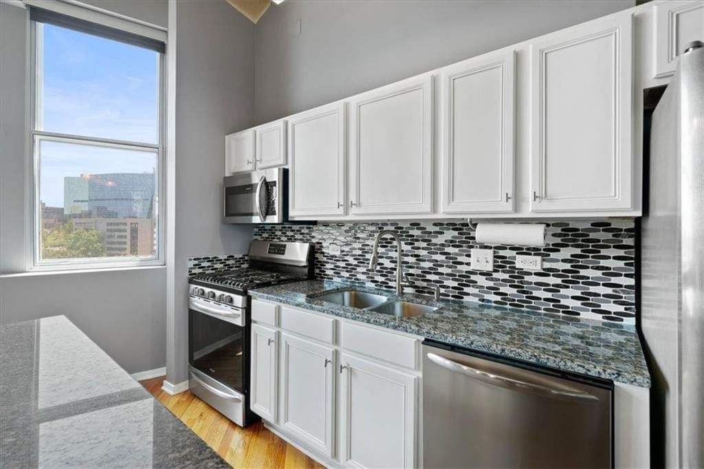 2107 Grand Boulevard — photo 10