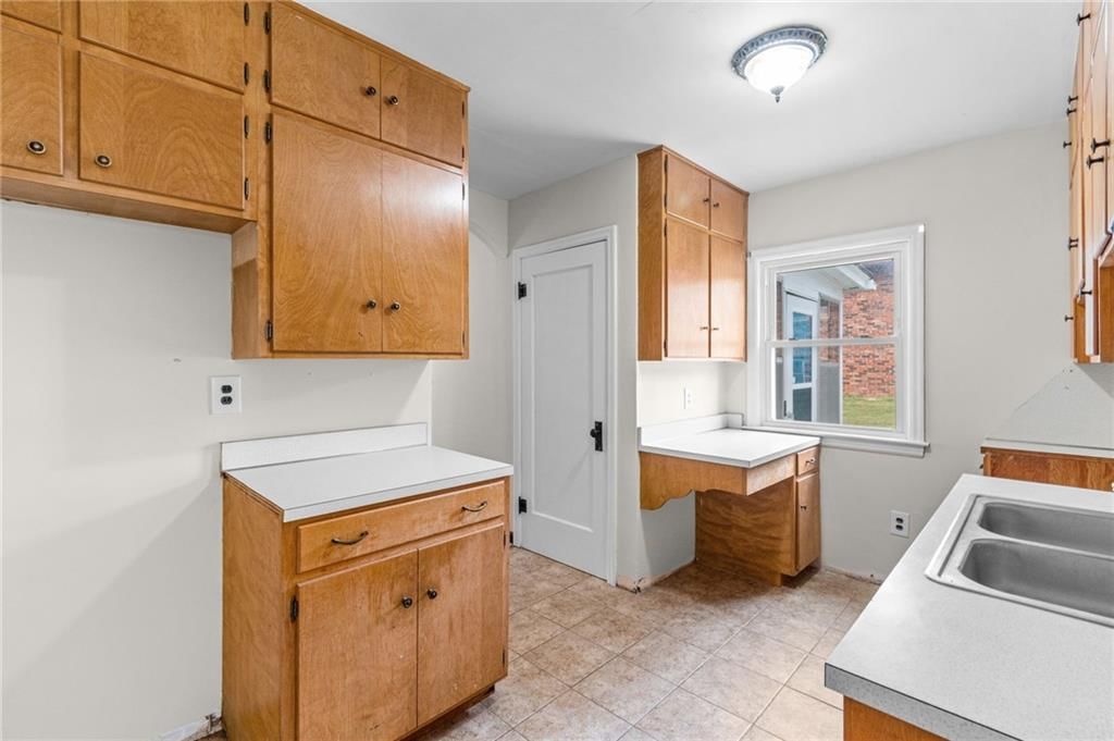 302 W 1st Street — photo 11