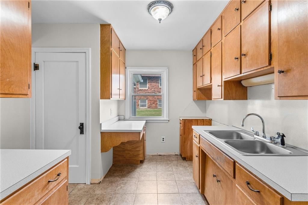 302 W 1st Street — photo 12