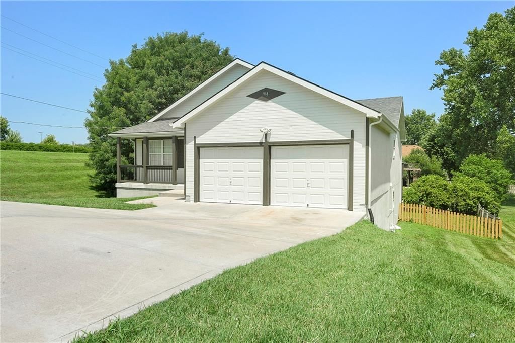 916 Lewis Drive — photo 2