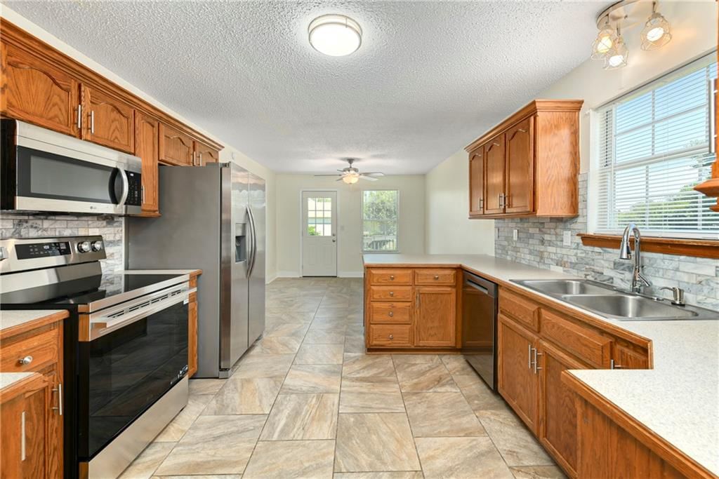 916 Lewis Drive — photo 18