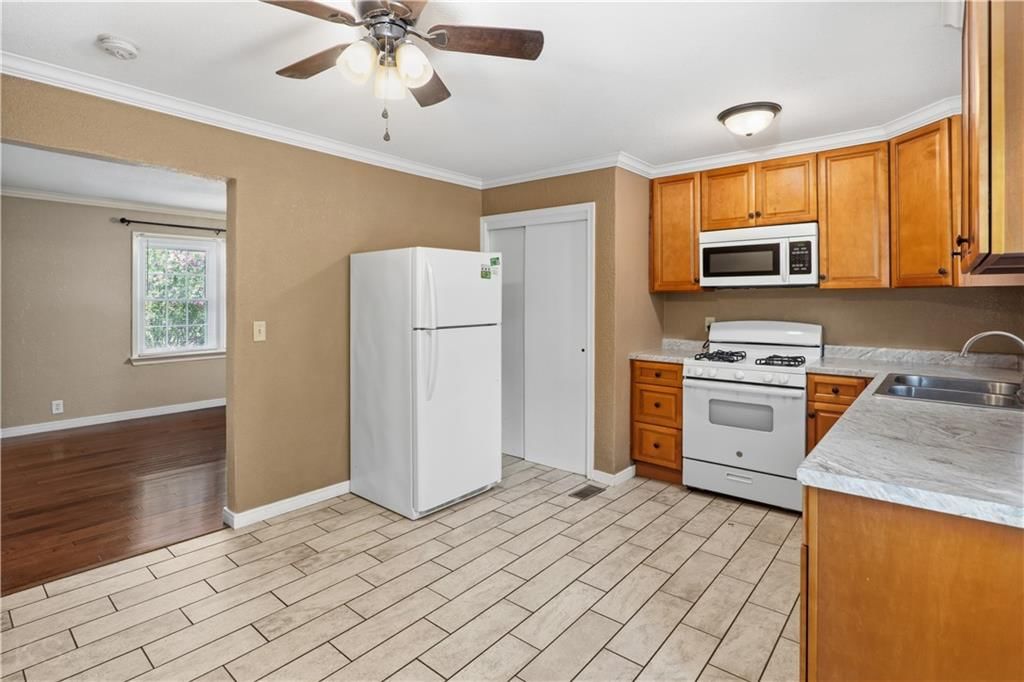 304 E Mason Street — photo 12