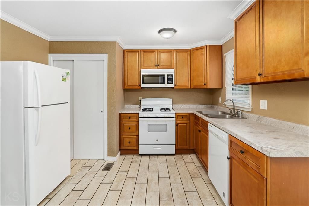 304 E Mason Street — photo 13