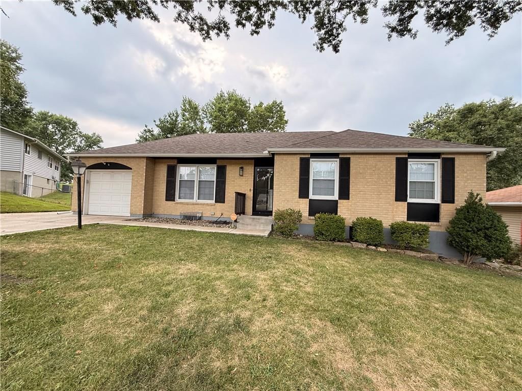 8812 N OAK Trafficway — photo 1