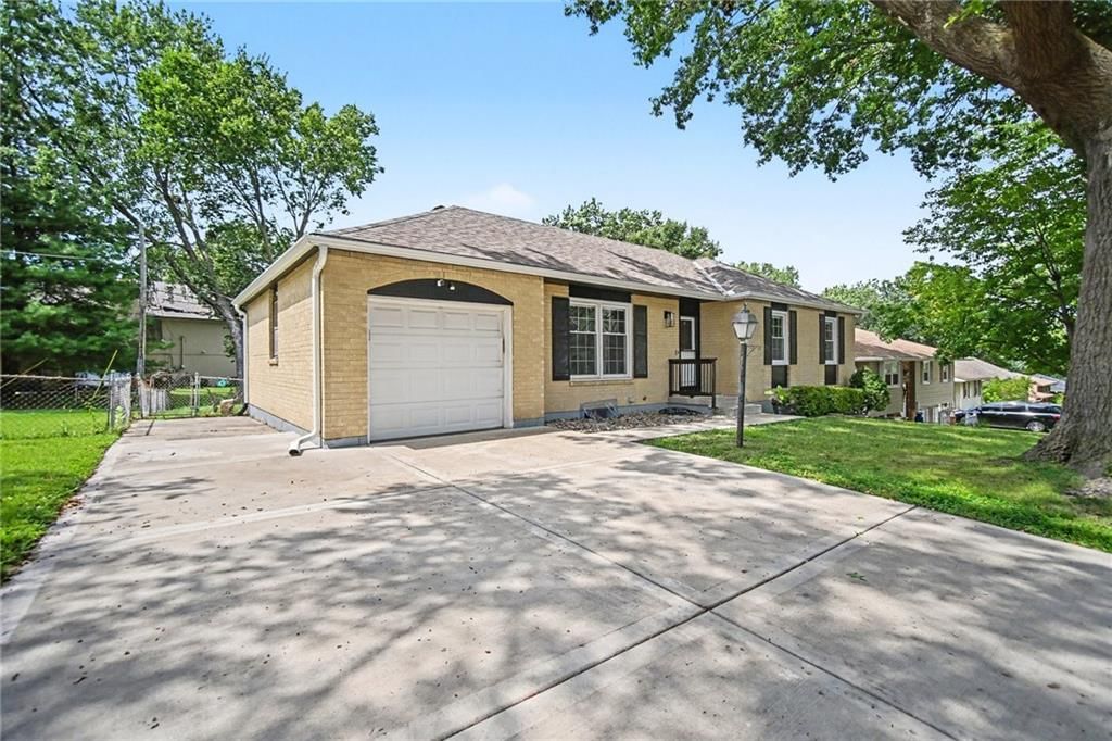 8812 N OAK Trafficway — photo 4