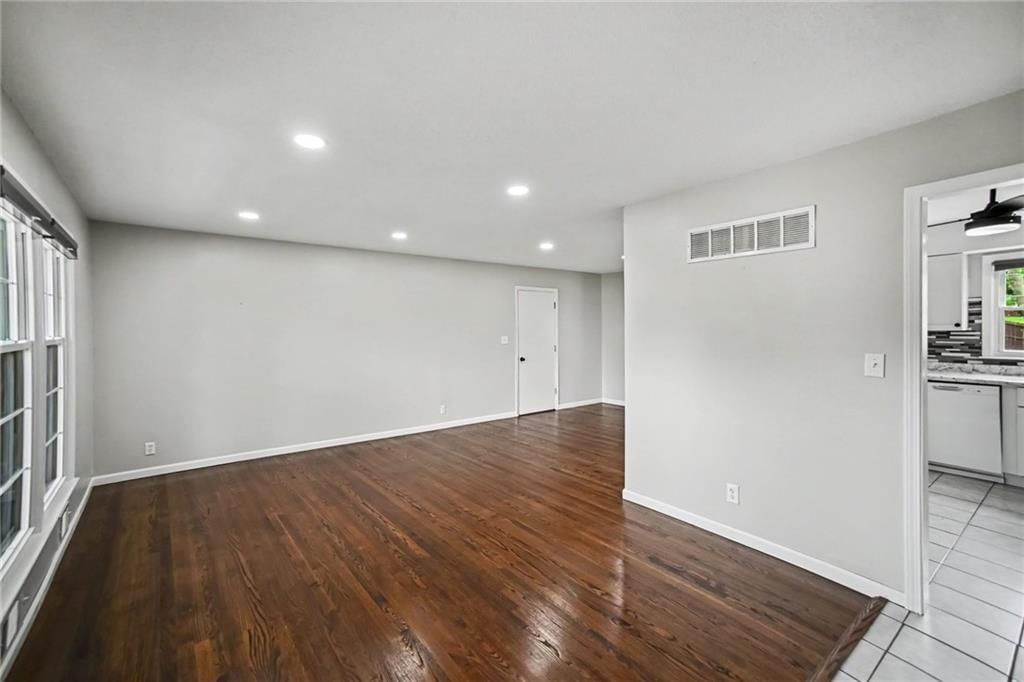 8812 N OAK Trafficway — photo 6