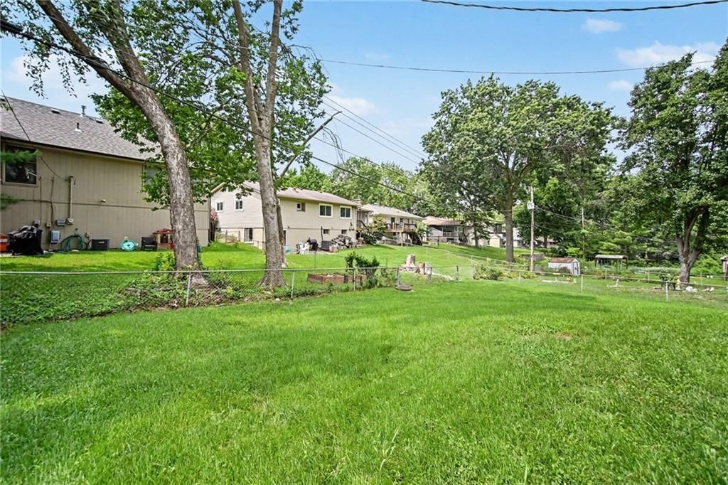 8812 N OAK Trafficway — photo 28
