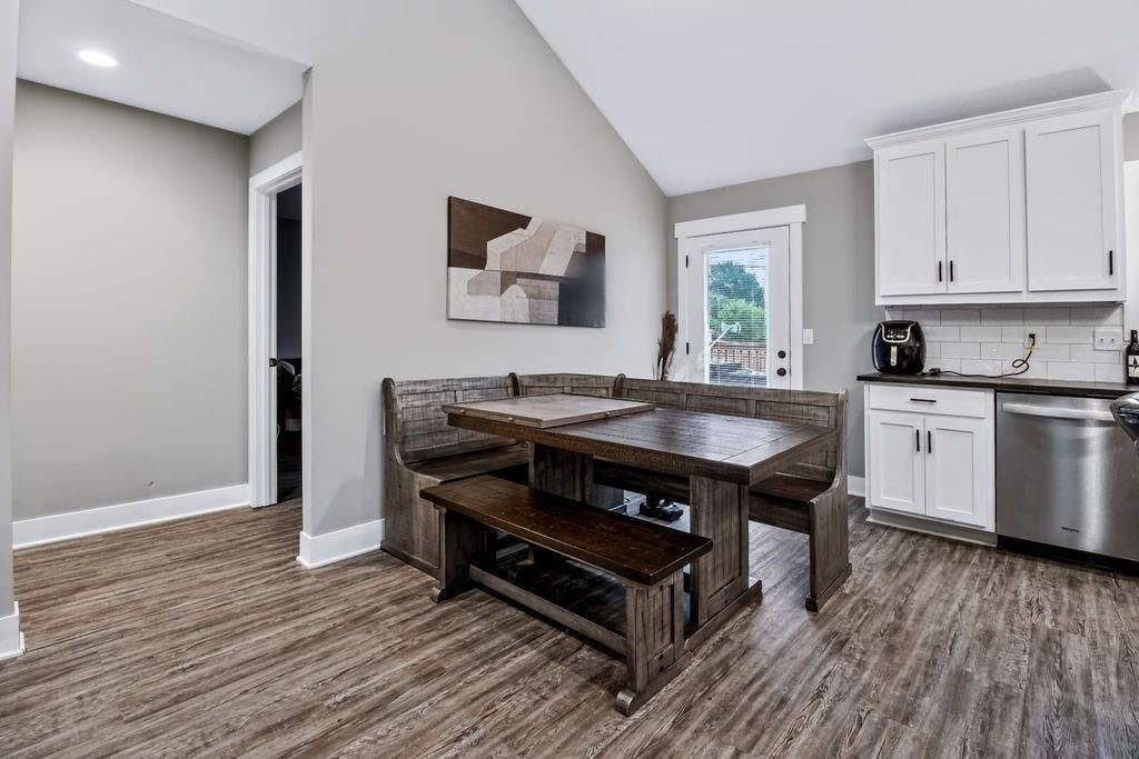 319 W Pacific Street — photo 12