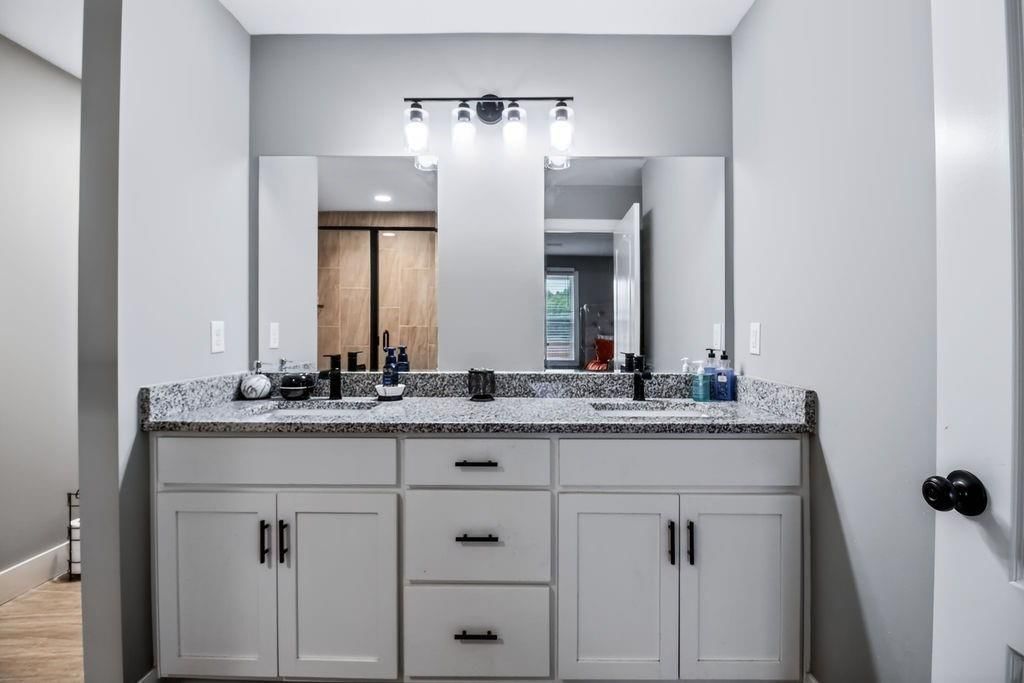 319 W Pacific Street — photo 16
