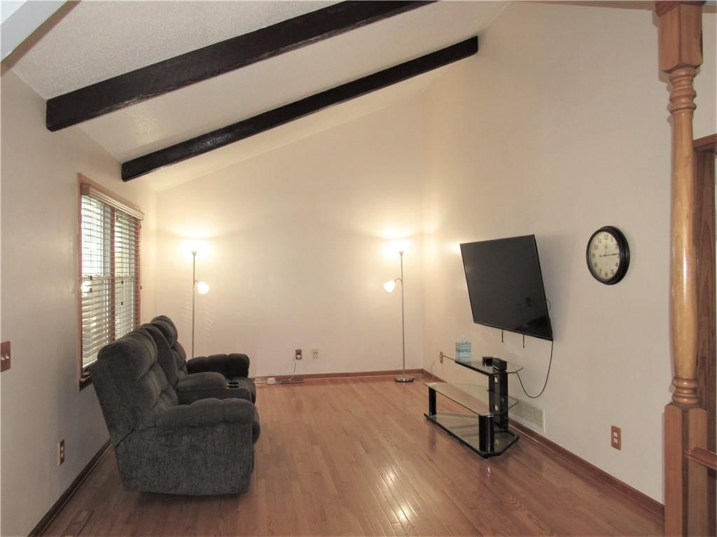 605 E Johnston Street — photo 3