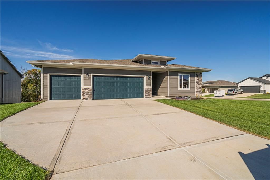 1817 Woodward Circle, Raymore, MO: listing photo 2