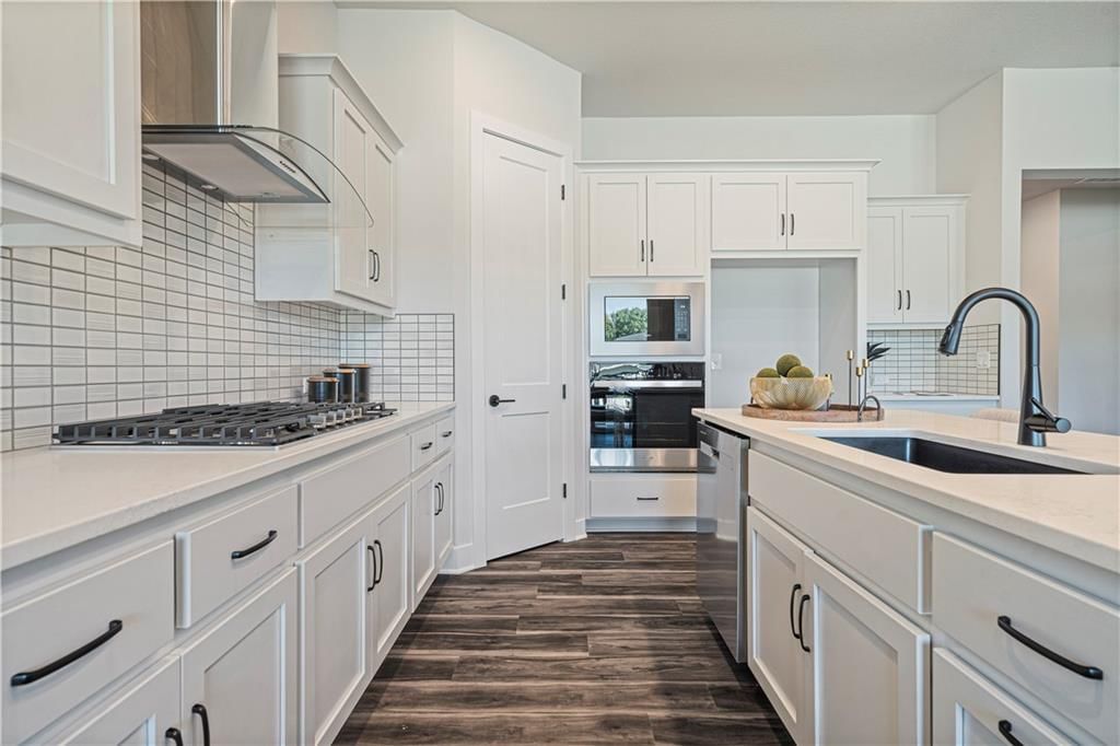 Photo 15 of 29 - 1817 Woodward Circle, Raymore, MO 64083