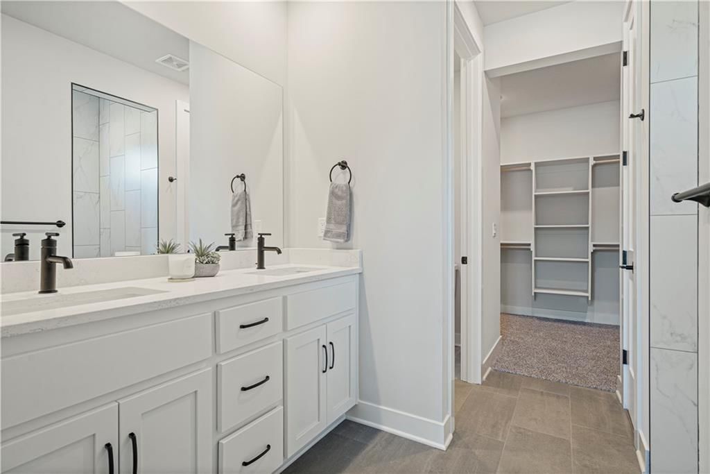 Photo 19 of 29 - 1817 Woodward Circle, Raymore, MO 64083