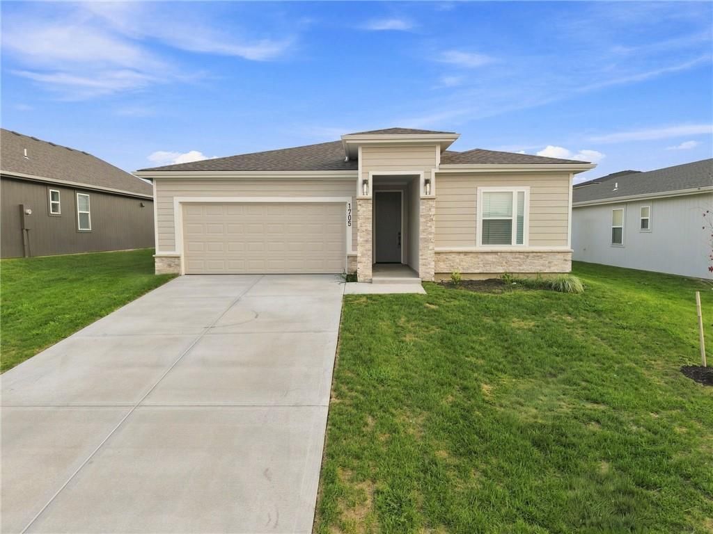 Photo 2 of 19 - 1705 NW 105th Terrace, Kansas City, MO 64155