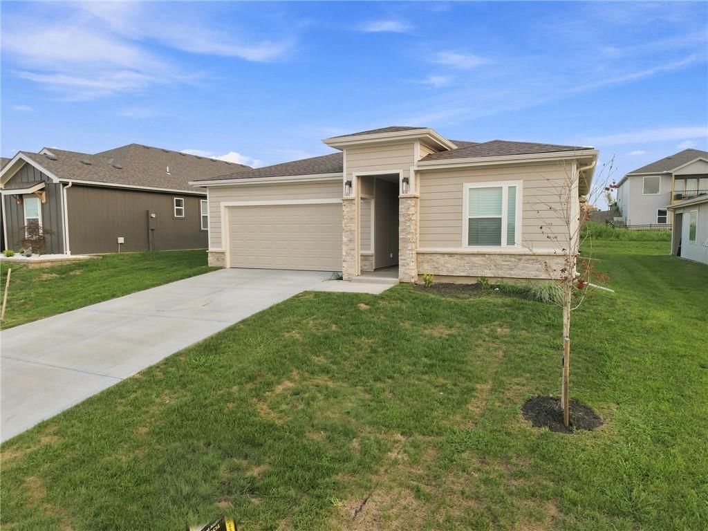 Photo 3 of 19 - 1705 NW 105th Terrace, Kansas City, MO 64155