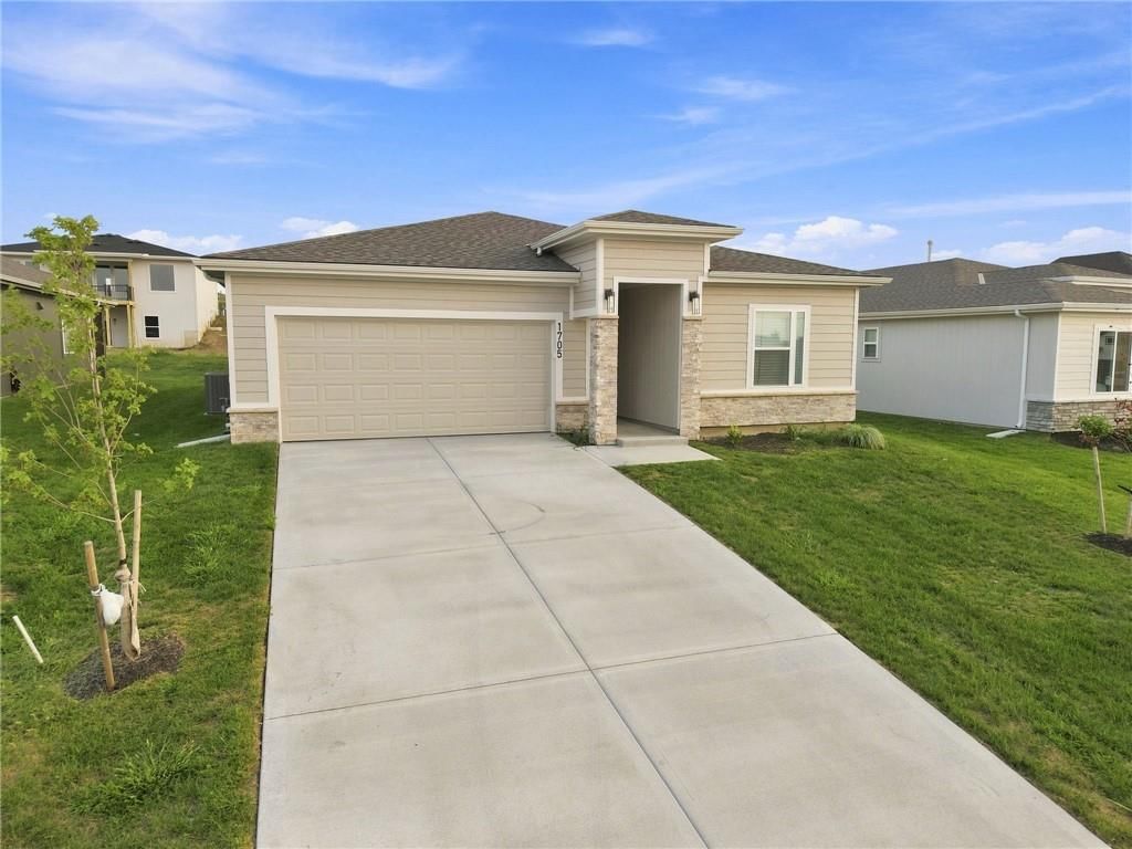Photo 4 of 19 - 1705 NW 105th Terrace, Kansas City, MO 64155