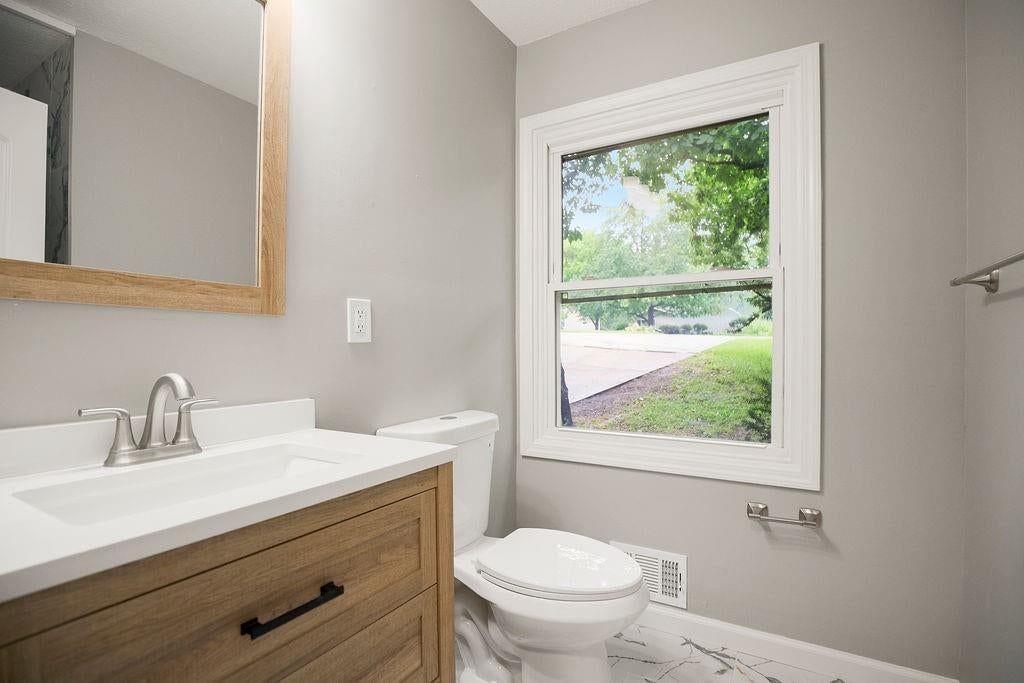 Photo 11 of 39 - 6807 N Walnut Street, Kansas City, MO 64118