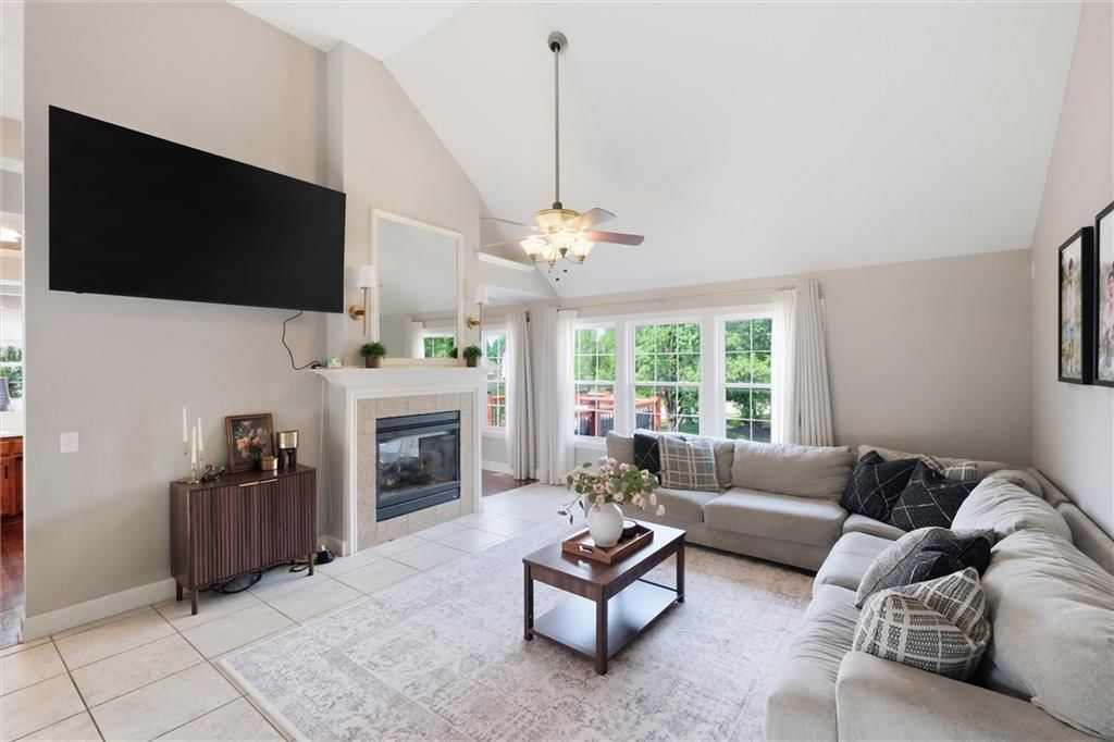 Photo 5 of 41 - 806 SW 34th Terrace, Lee's Summit, MO 64082