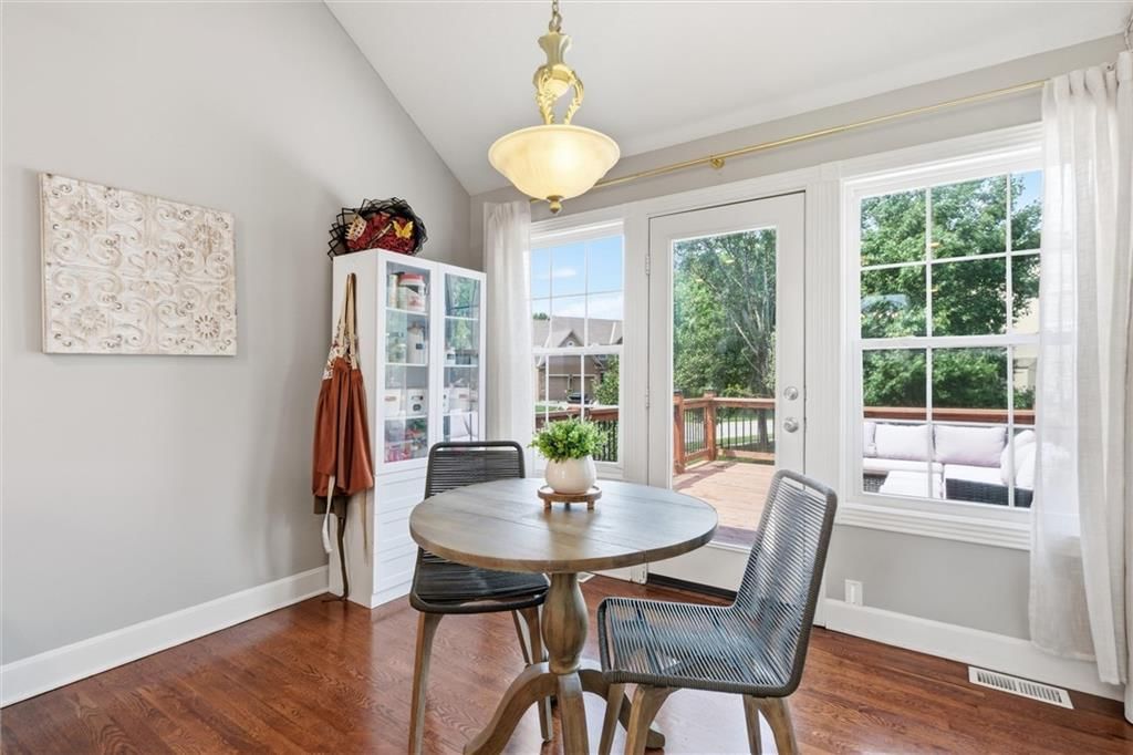 Photo 10 of 41 - 806 SW 34th Terrace, Lee's Summit, MO 64082