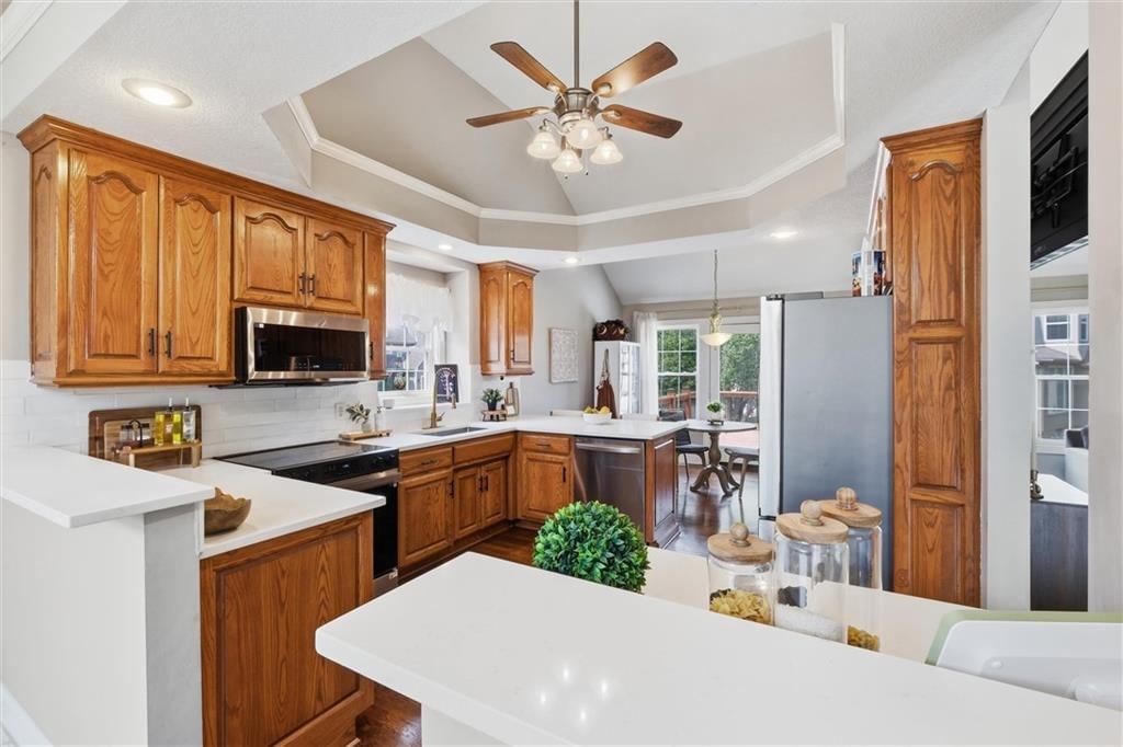 Photo 13 of 41 - 806 SW 34th Terrace, Lee's Summit, MO 64082