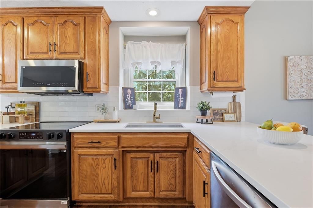 Photo 14 of 41 - 806 SW 34th Terrace, Lee's Summit, MO 64082
