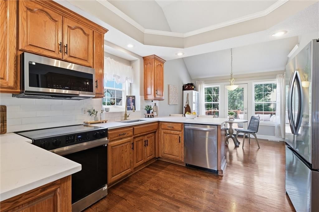 Photo 16 of 41 - 806 SW 34th Terrace, Lee's Summit, MO 64082