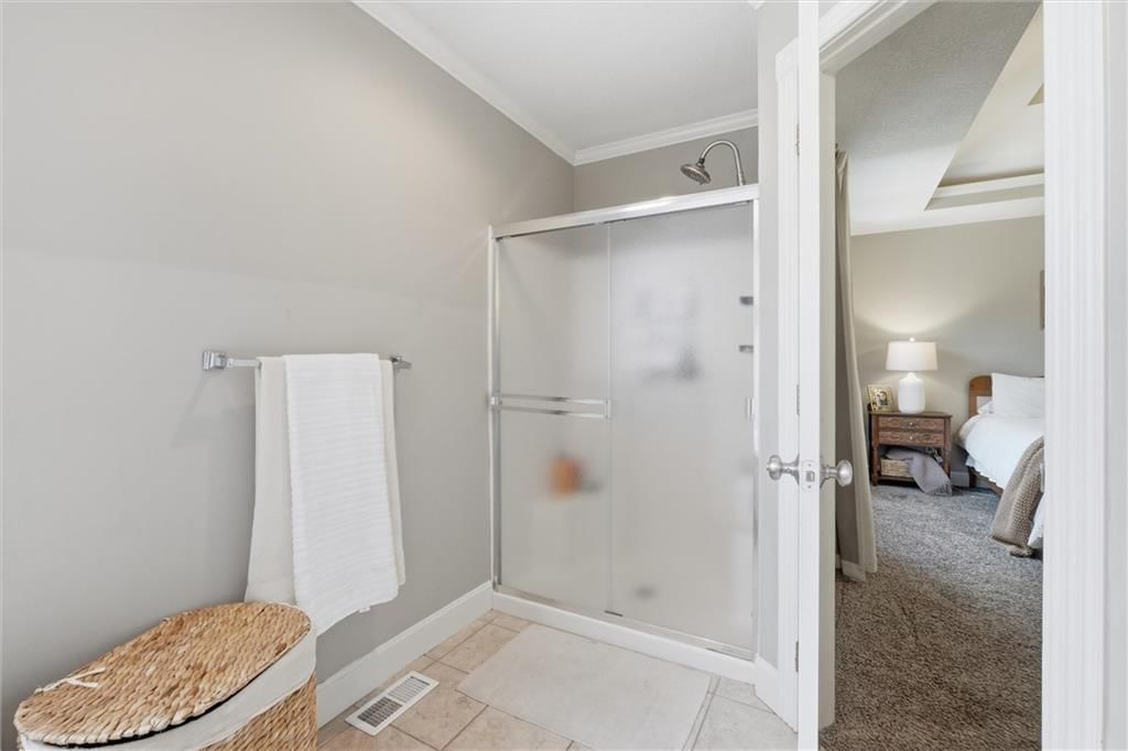 Photo 23 of 41 - 806 SW 34th Terrace, Lee's Summit, MO 64082