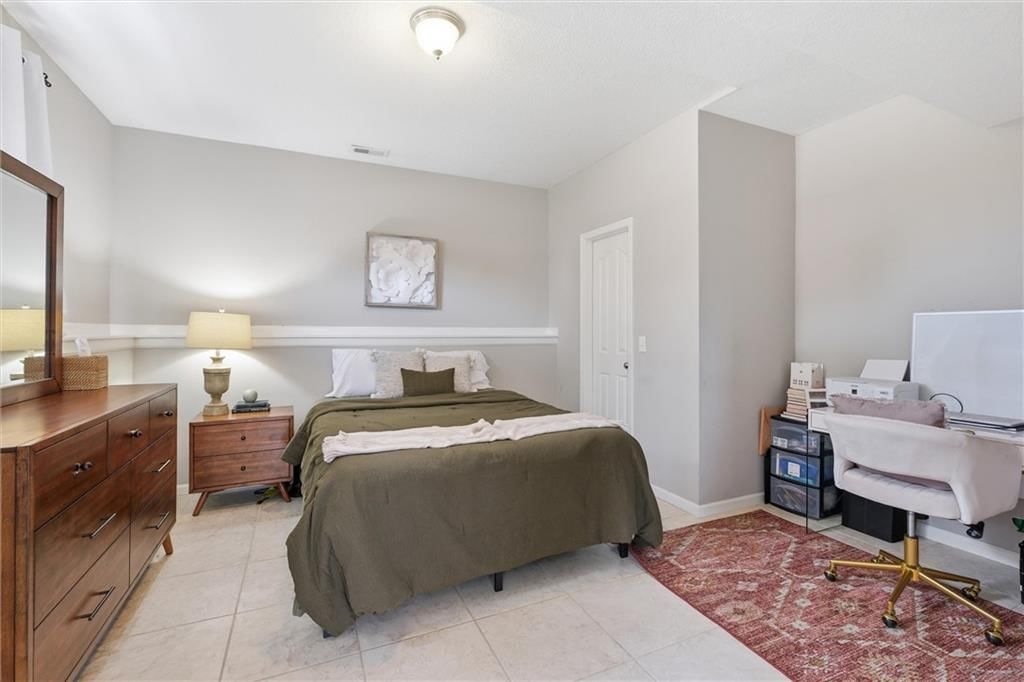 Photo 26 of 41 - 806 SW 34th Terrace, Lee's Summit, MO 64082