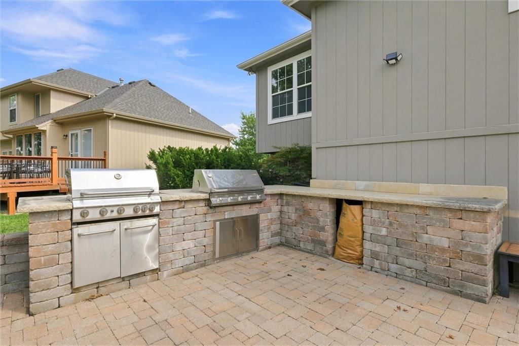 Photo 32 of 41 - 806 SW 34th Terrace, Lee's Summit, MO 64082