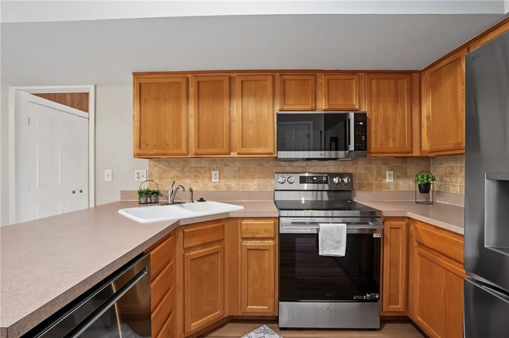256 N ALDER Street — photo 9