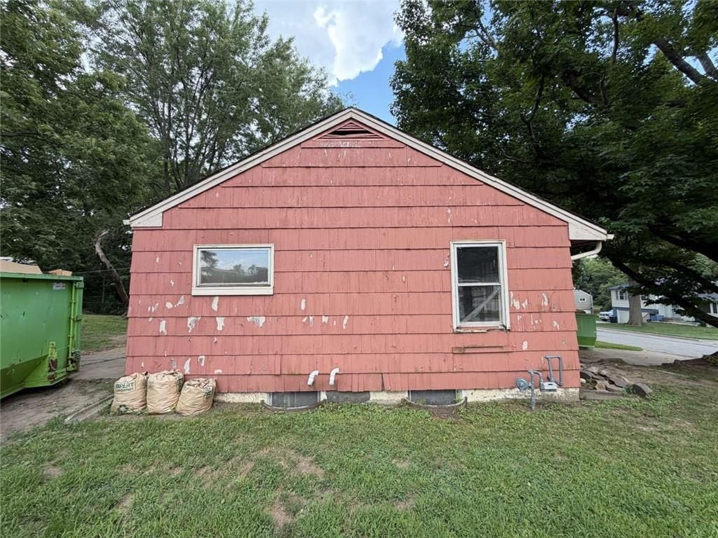 5401 Smalley Avenue — photo 2