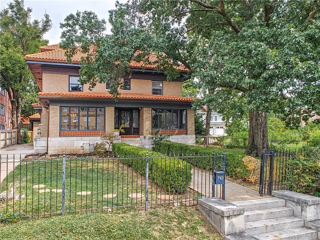 Photo 2 of 81 - 710 E Armour Boulevard, Kansas City, MO 64109