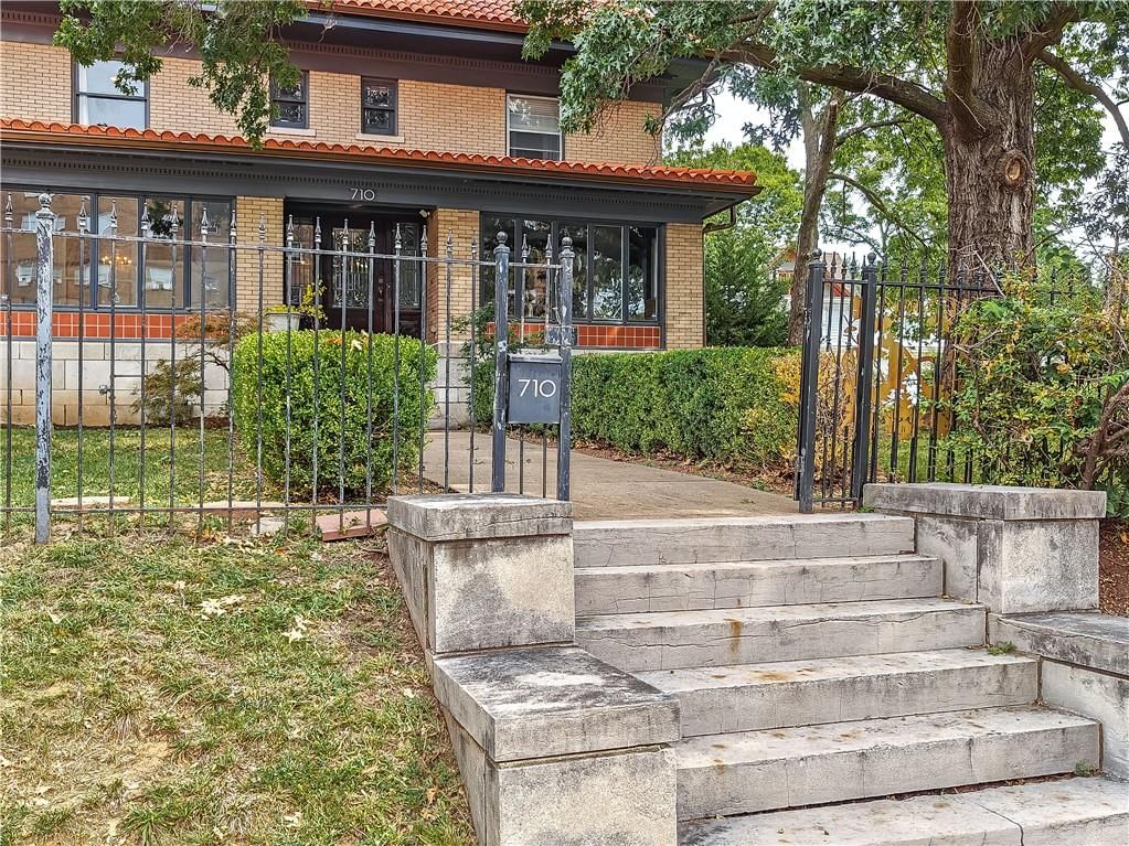 Photo 3 of 81 - 710 E Armour Boulevard, Kansas City, MO 64109
