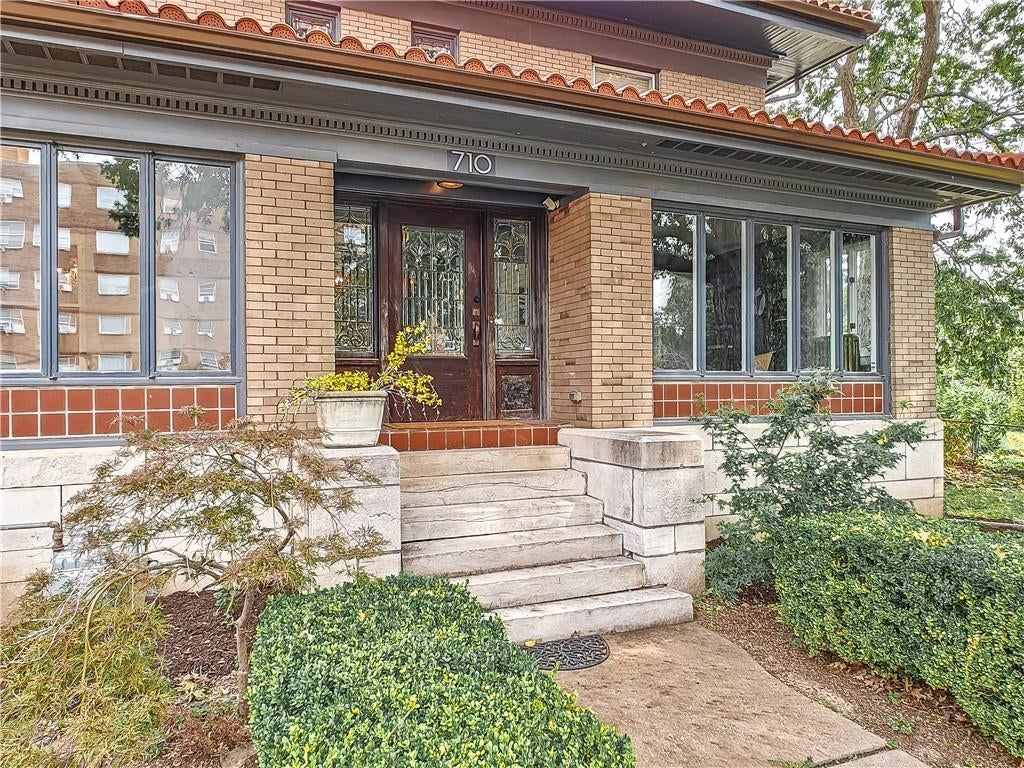 Photo 5 of 81 - 710 E Armour Boulevard, Kansas City, MO 64109
