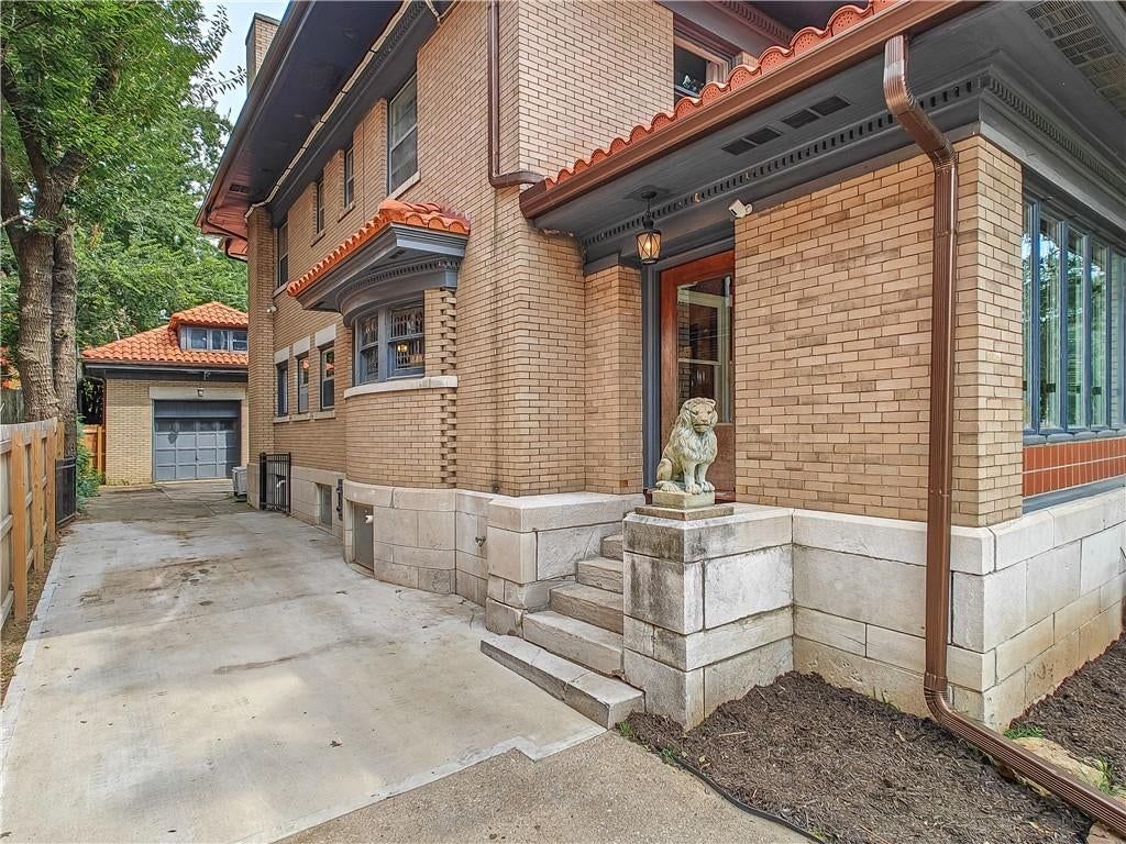 Photo 7 of 81 - 710 E Armour Boulevard, Kansas City, MO 64109