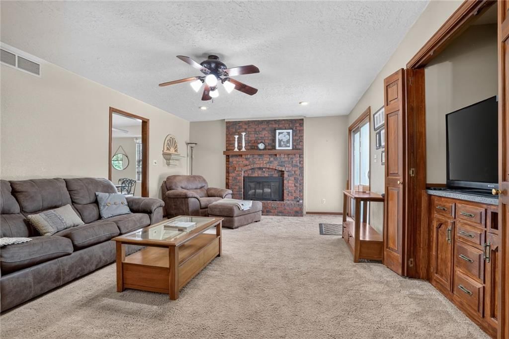 408 E Walnut Street — photo 7