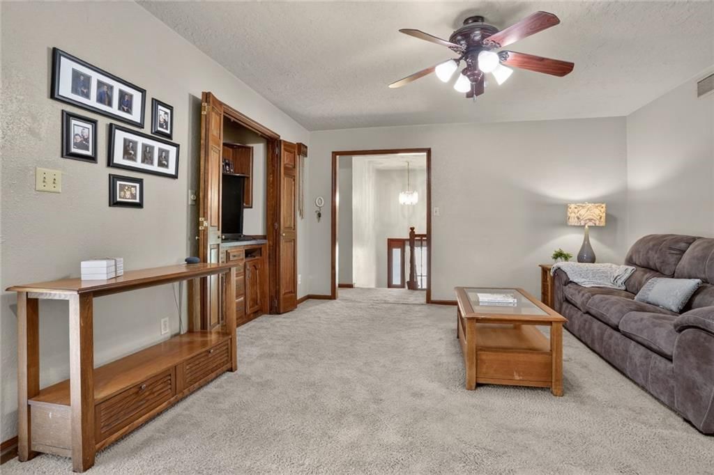 408 E Walnut Street — photo 8