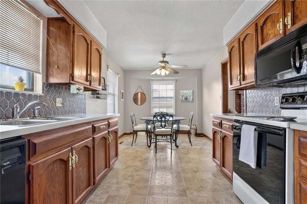 408 E Walnut Street — photo 11